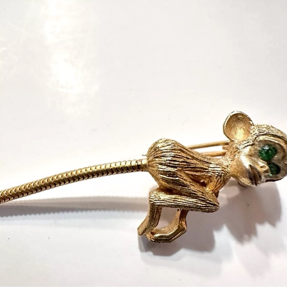Vtg Brooch Monkey Gold Tone W/ green eyes Articulated turbogas tail 2.5” 1960’s - Picture 6 of 13